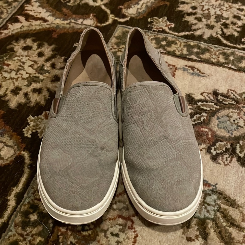 Tan sneakers size 8, Olukai